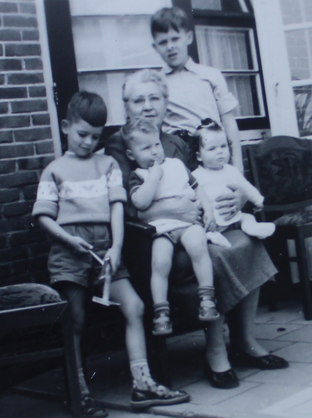 Oma met kleinkinderen, Vaderdag 1955